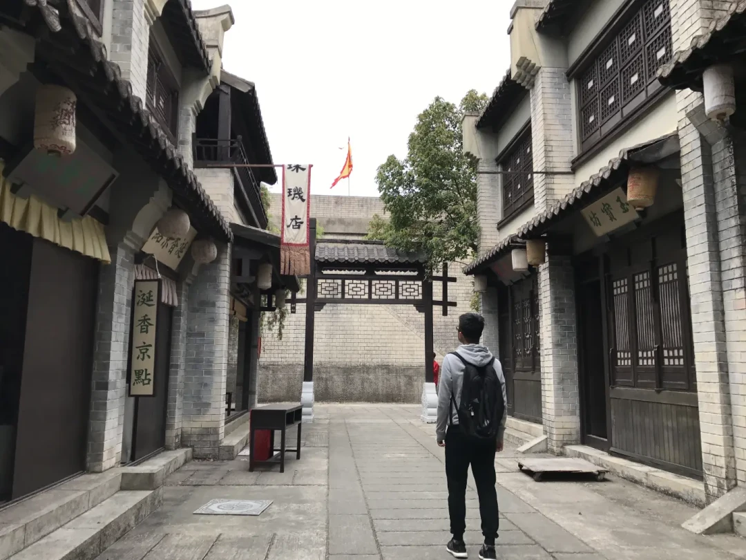 # TVB官号这两周忙着推的《金装四大才子》:26年后才很多人发现,秋香和秋月都是关咏荷