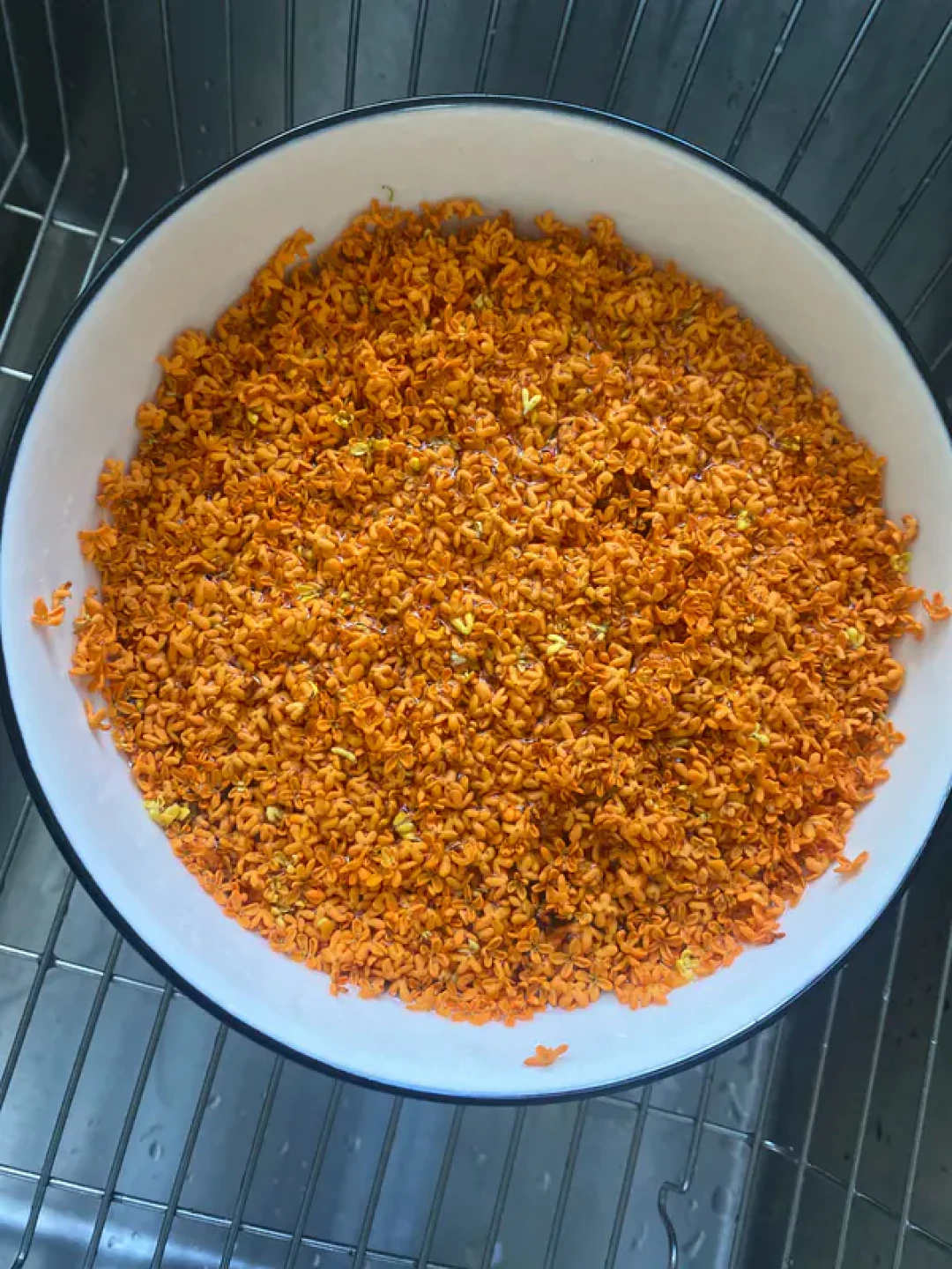 今年桂花早开半个月,第二轮就旺在这几天:做秋天第一罐糖桂花前,先算清三笔账——十斤鲜花才出一斤干,低价