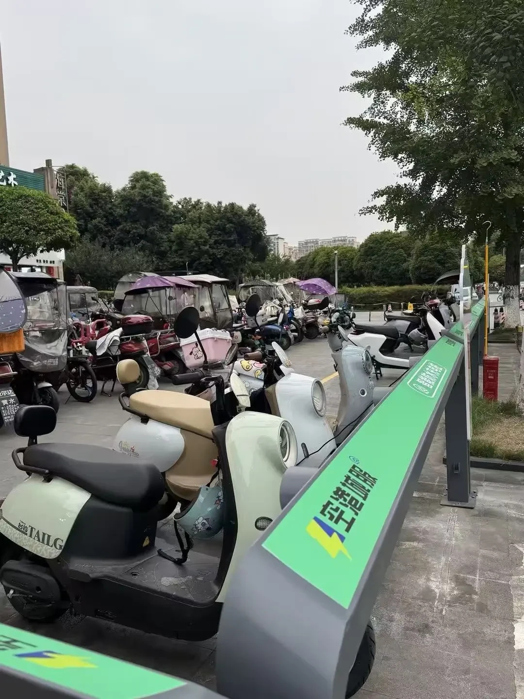 冷空气还没到,门店的换新价目表先到了:电驴冬天掉的续航,一部分是假衰减