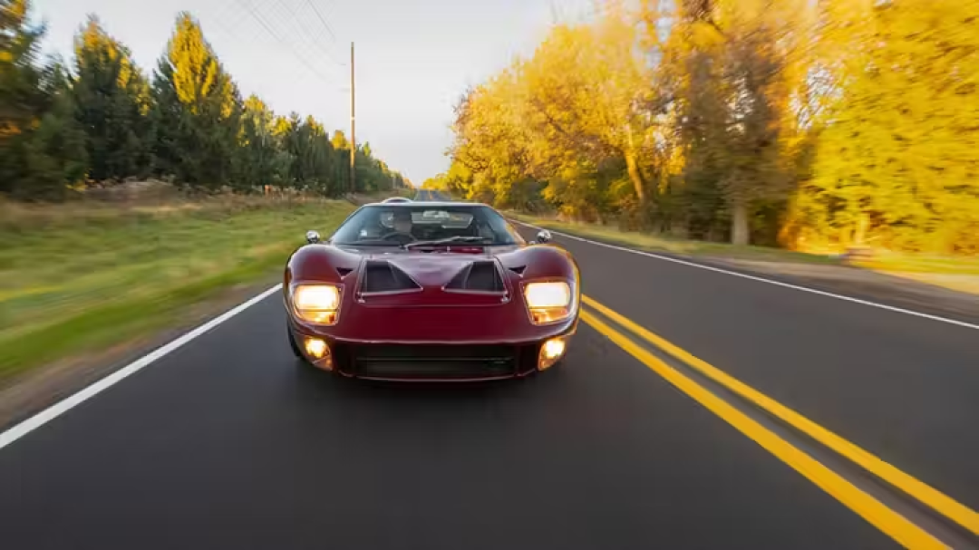 勒芒并排冲线60年:GT40原版拍出1320万美元,现款福特GT二手反涨到五六百万——这台
