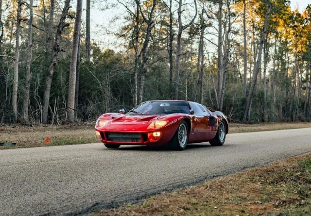 勒芒并排冲线60年:GT40原版拍出1320万美元,现款福特GT二手反涨到五六百万——这台