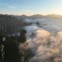 官方说"不影响游览"，评论区却有人劝取消：国庆去张家界，先把落石、买票、线路这四笔账对清楚