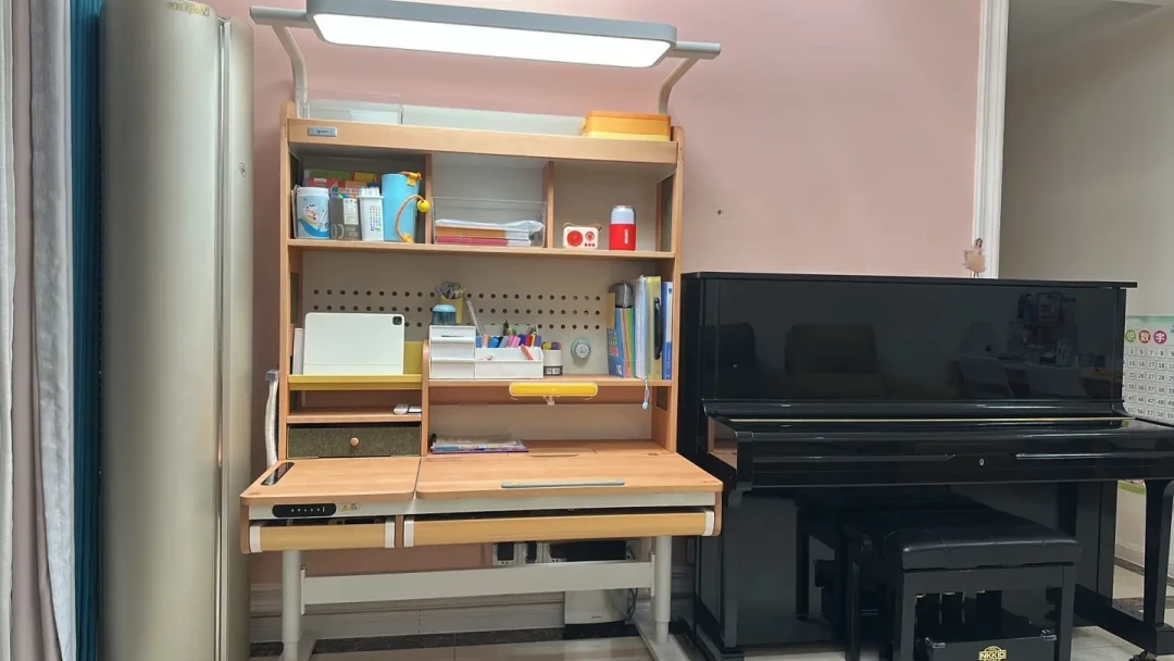 开学过了两周,爱果乐二手桌椅涌进小红书:原价2399卖到300,这三笔账没算完再冲