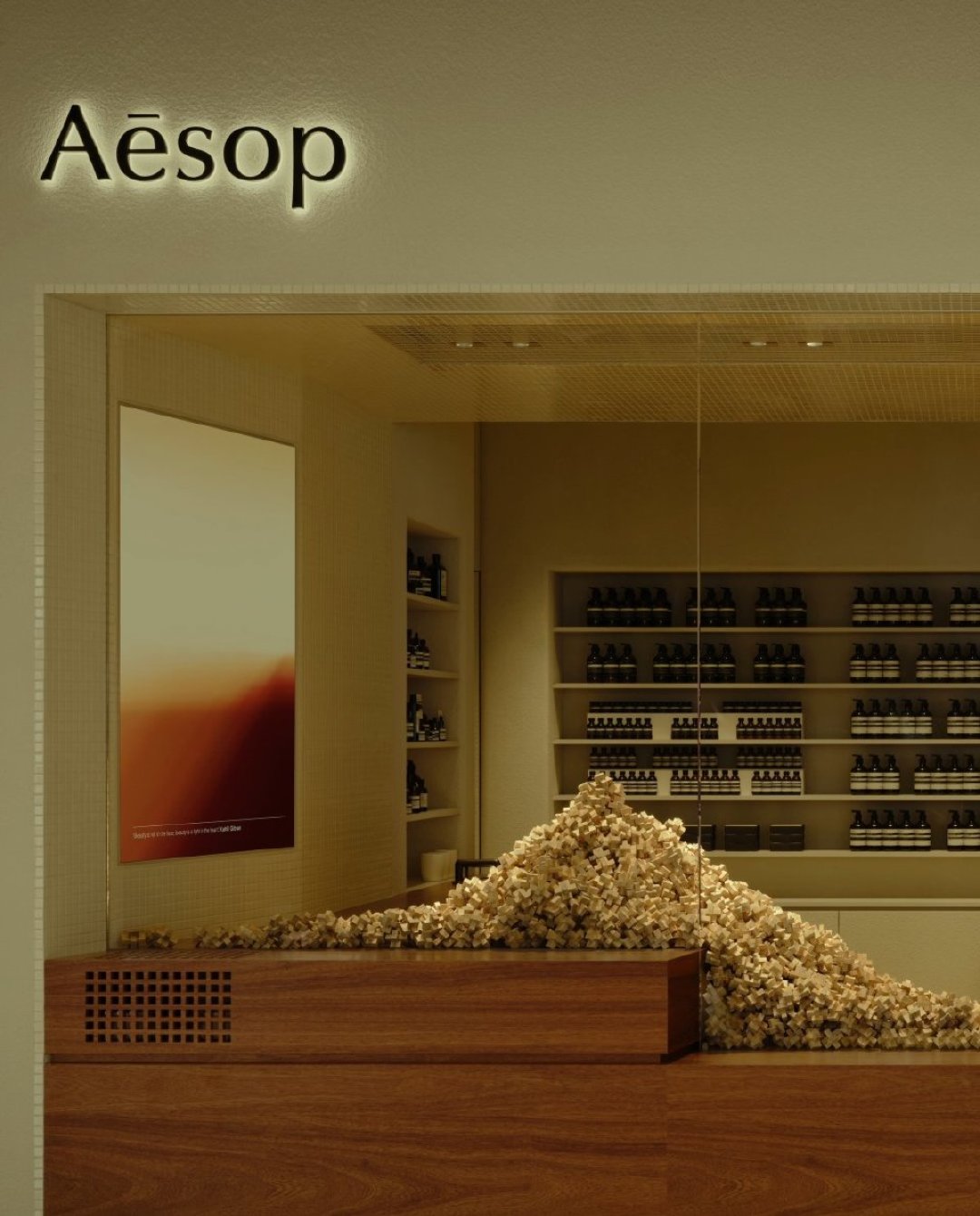一年半关掉三家首店:把25.3亿美元买来的Aesop算了三本账,才发现它不是崩塌,是故事溢价到头了