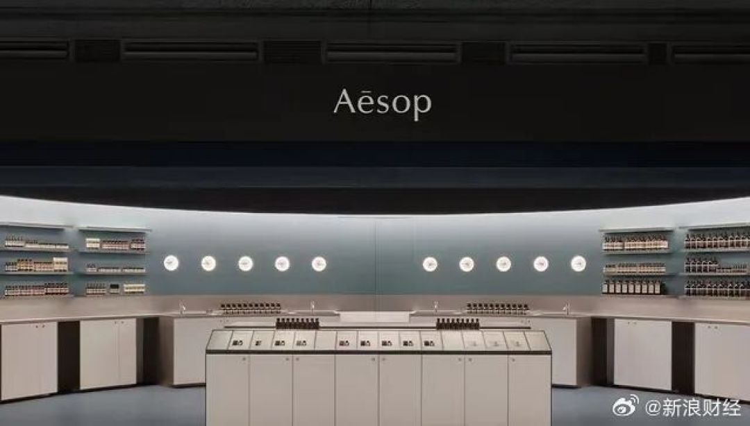 一年半关掉三家首店:把25.3亿美元买来的Aesop算了三本账,才发现它不是崩塌,是故事溢价到头了