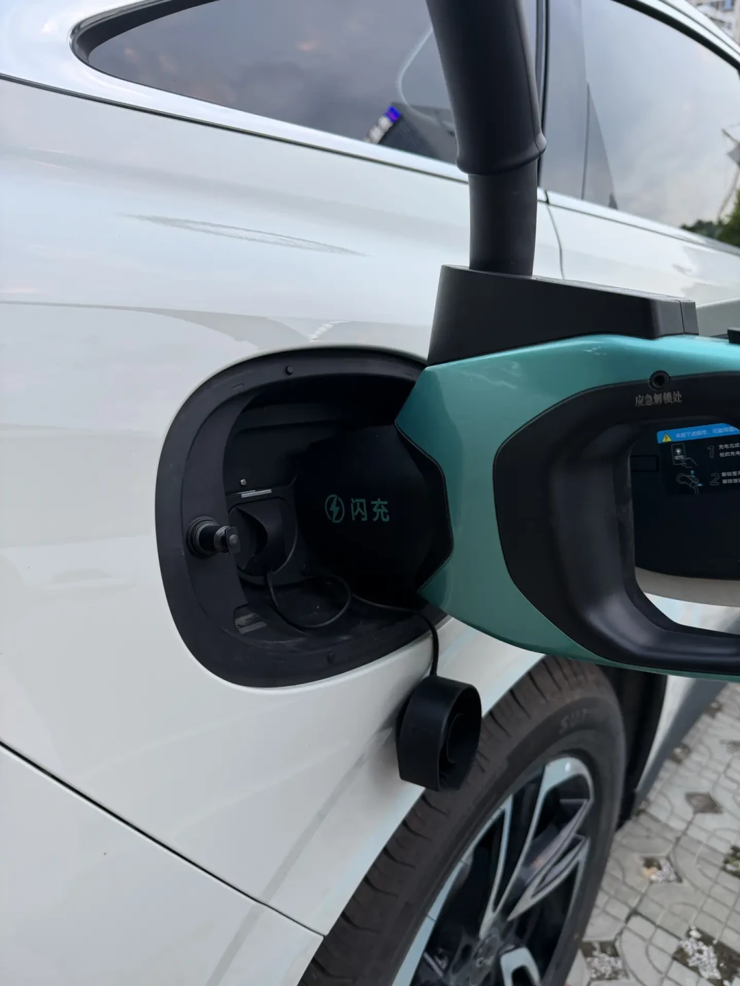 国庆前比亚迪提前交2000座高速闪充站:我把闪充第一年的实测拉了一遍,省的时间在80%的电里,不在