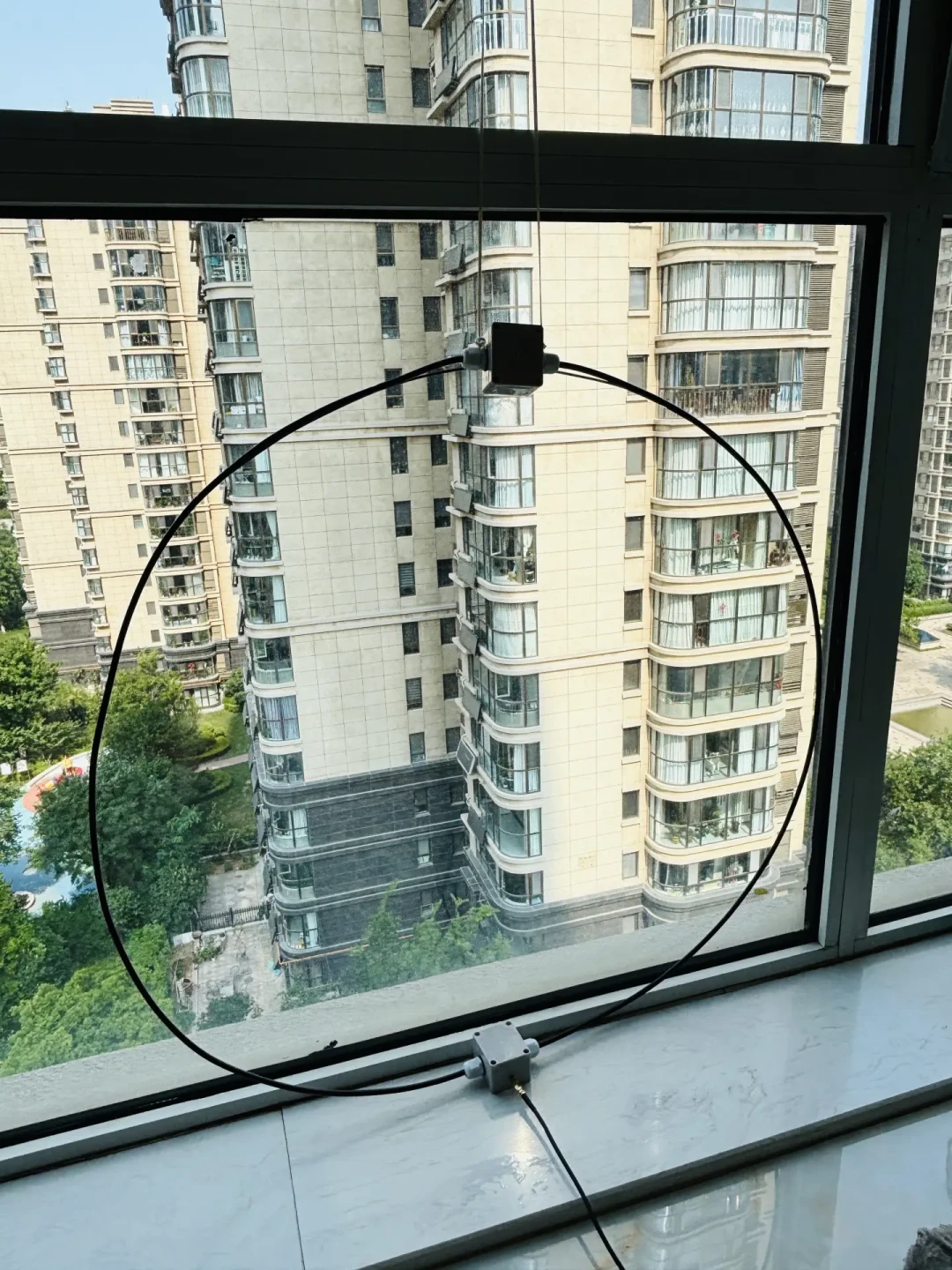 矿石机收不到台，别先怪天线：城市的中波底噪里，最可疑的是你路由器那个电源