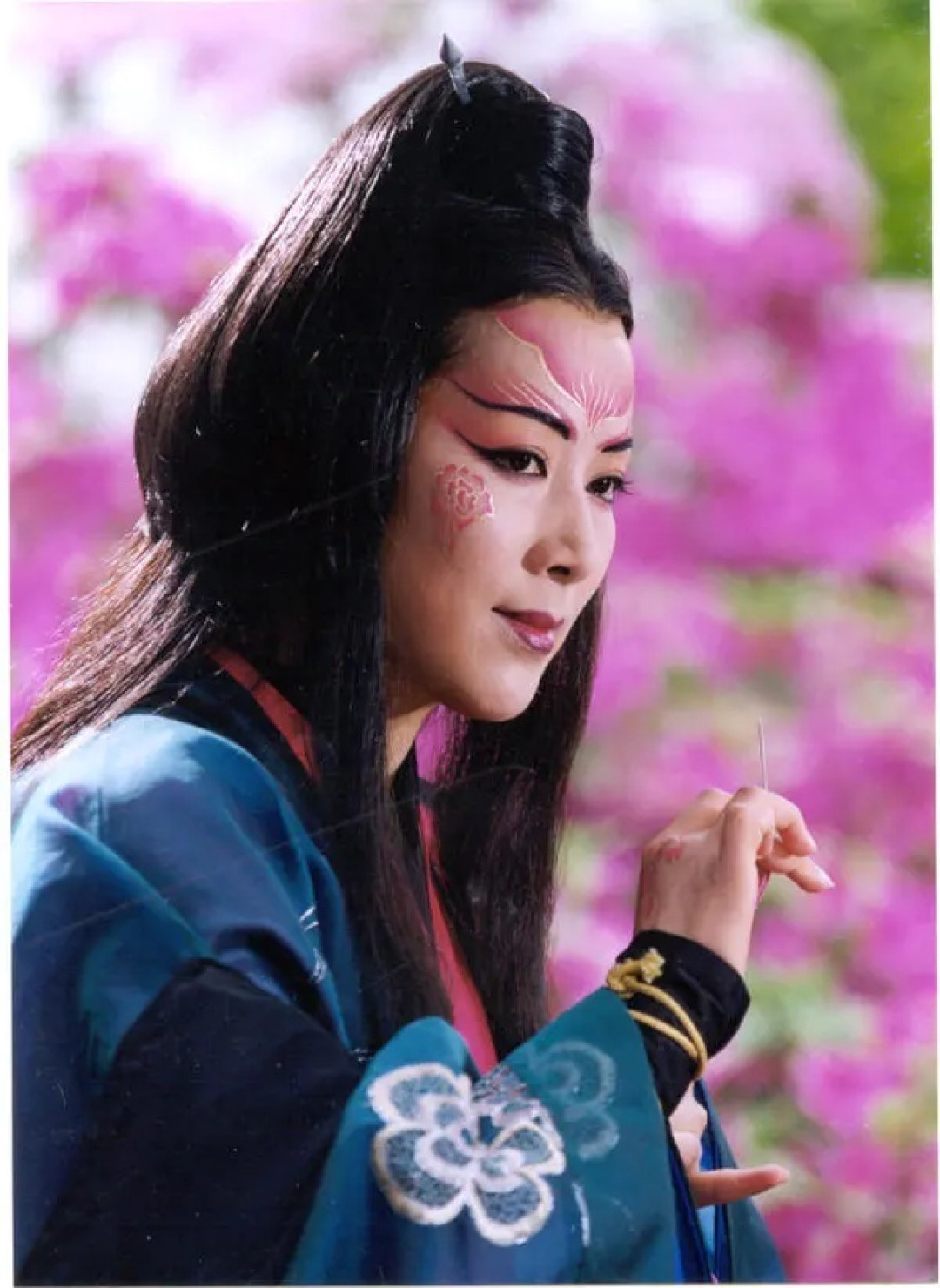 三天刷出3条东方不败剪辑：全网放不下的“意难平魔头”，在金庸原著里其实是个拿绣花针的老太监