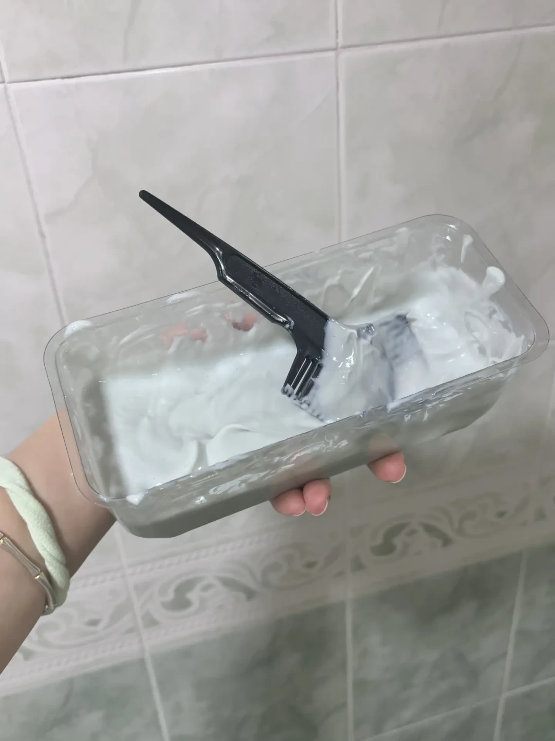 你准备收藏的那篇“染发新规必读”,最后一段在卖货:封禁词过去五个月,马甲比执法跑得快