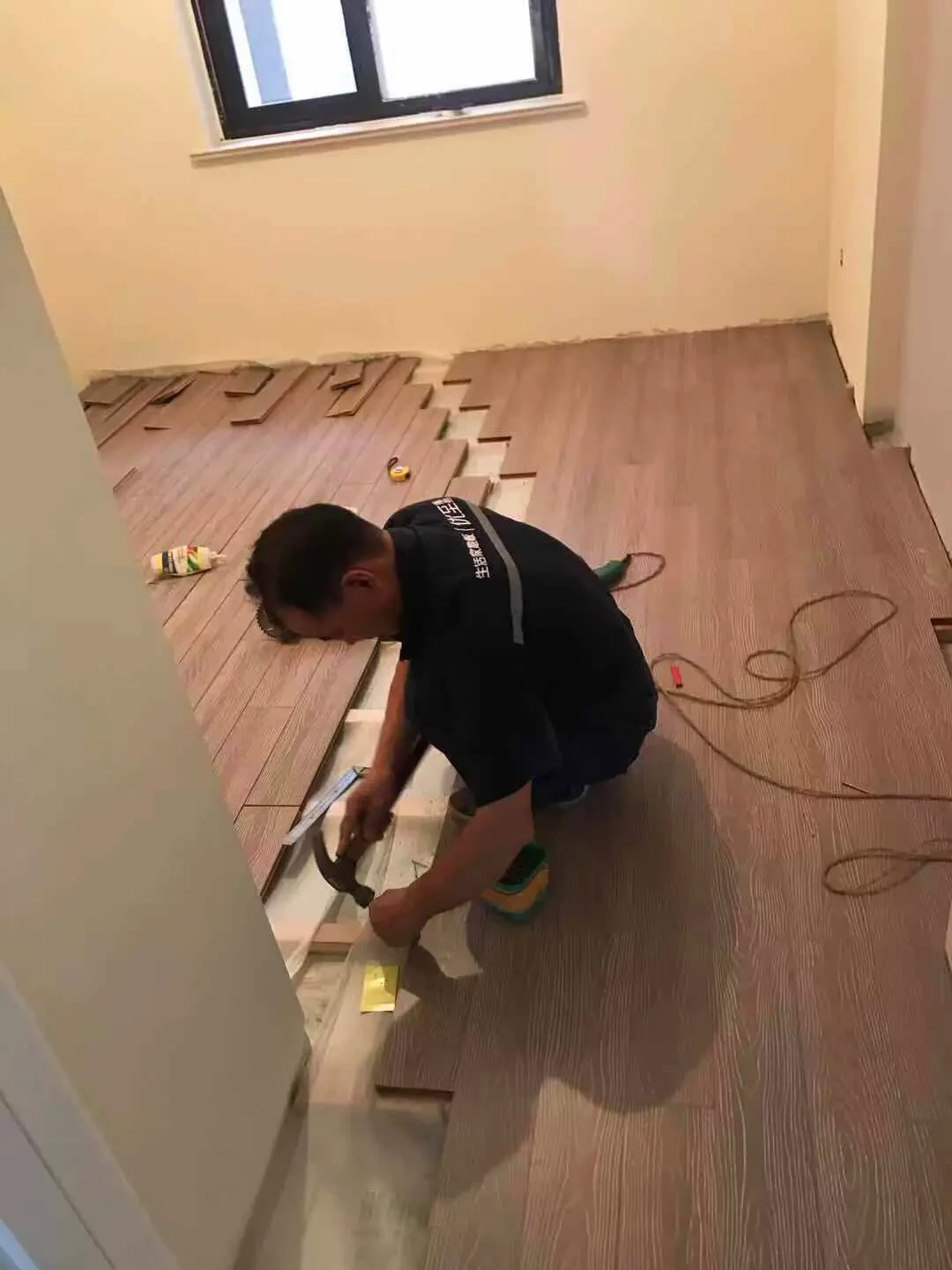 装修公司说先装门,地板商说先铺地板:装季的自装人,记住