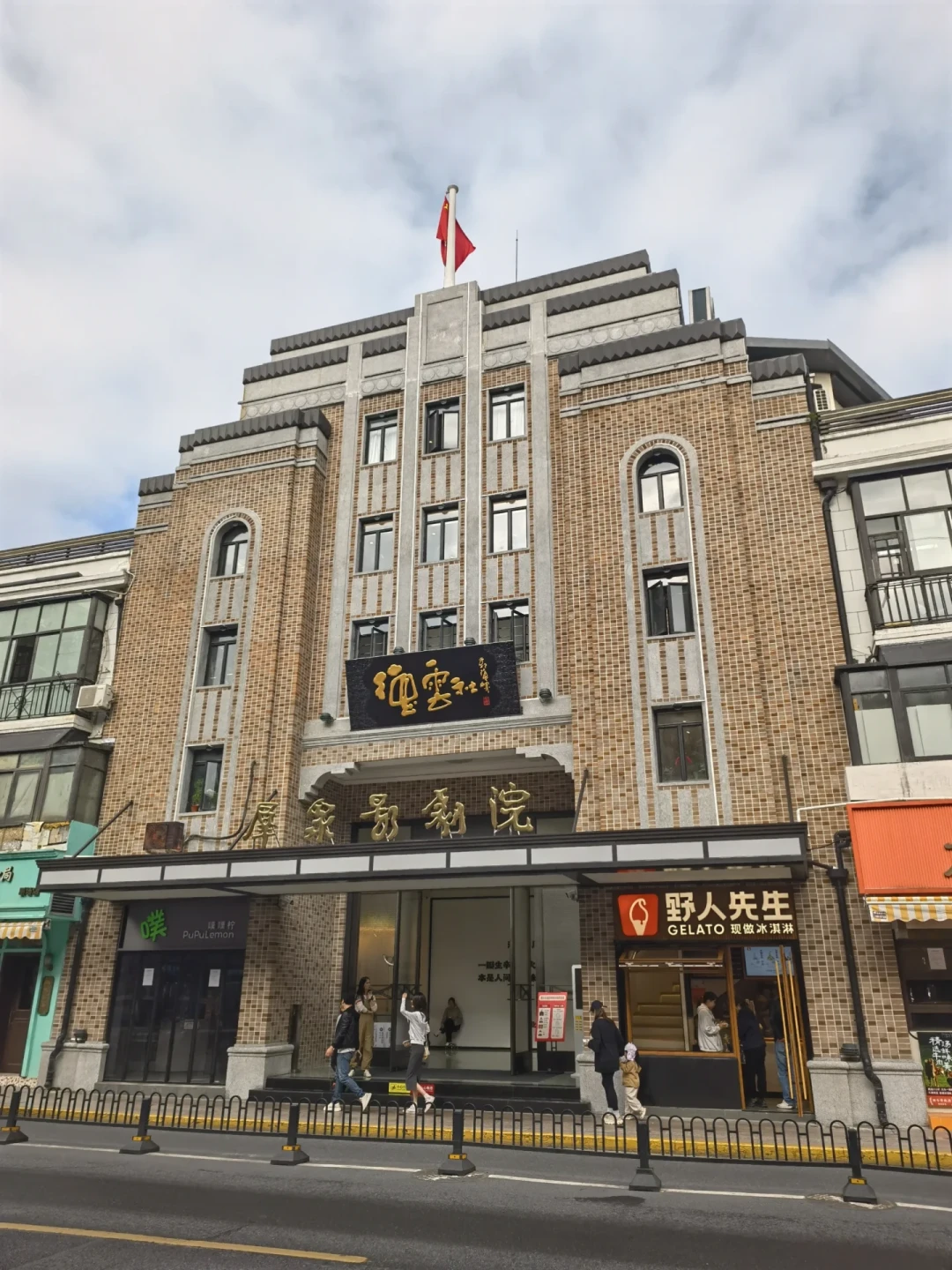 「卖出60张」和「一票难求」,这两张截图各自瞒着对方的另一半