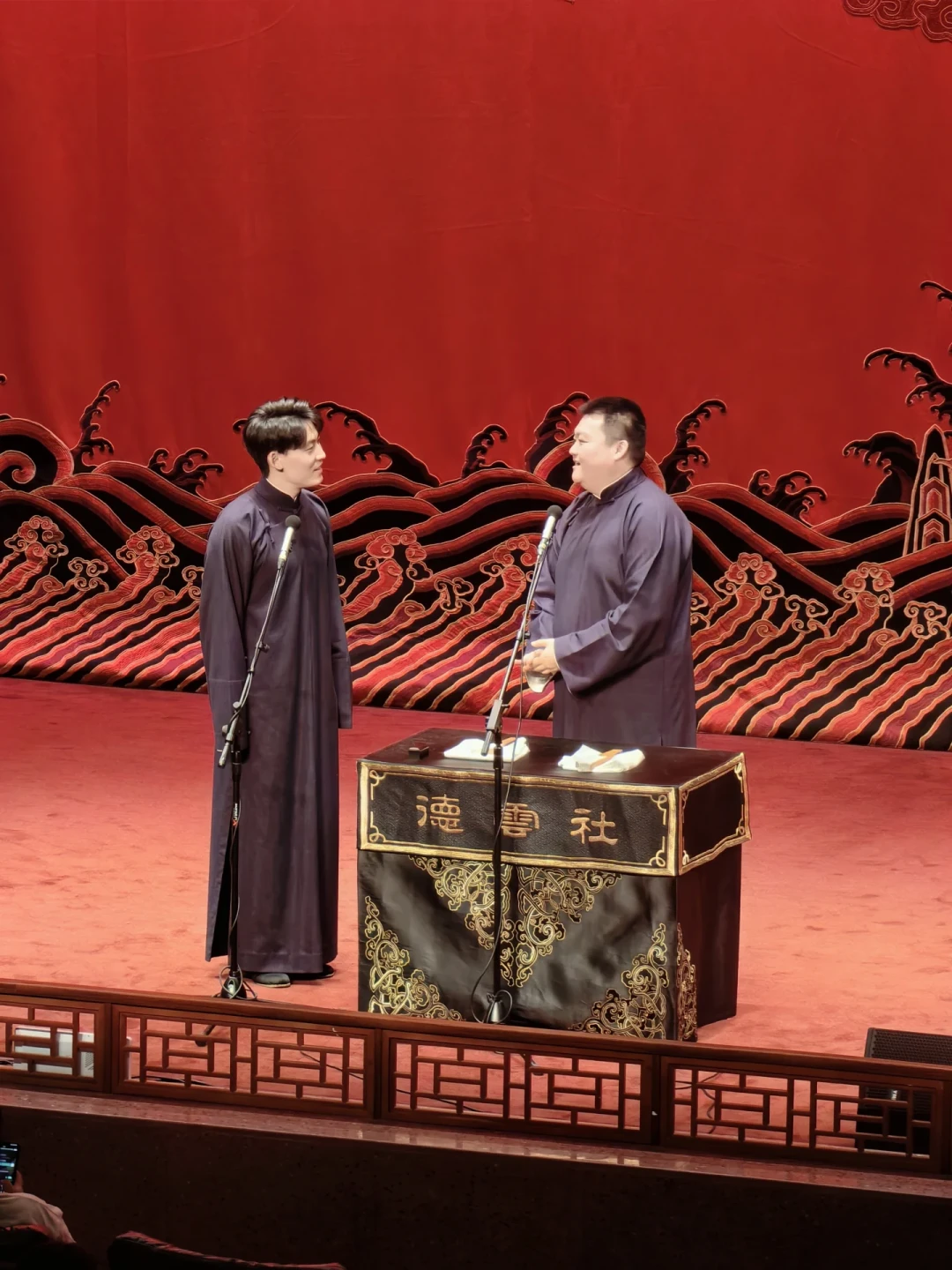 「卖出60张」和「一票难求」,这两张截图各自瞒着对方的另一半