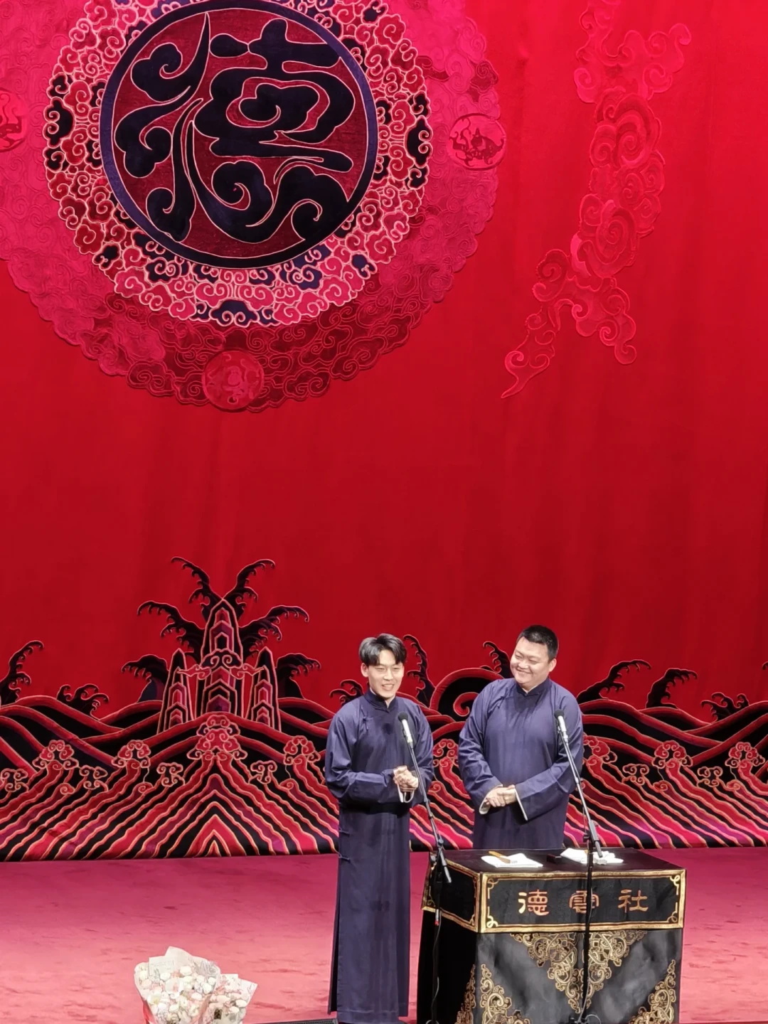 「卖出60张」和「一票难求」,这两张截图各自瞒着对方的另一半