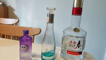 28度高光摆上货架：二十几度的白酒，是“年轻人的第一杯”还是“白酒兑水”？算完三笔账再买