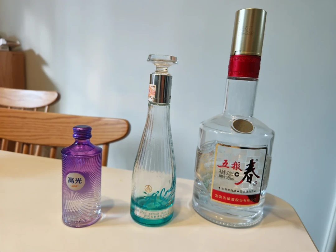 28度高光摆上货架:二十几度的白酒,是“年轻人的第一杯”还是“白酒兑水”?算完三笔账再买