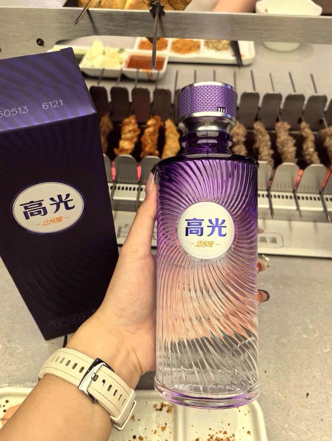 28度高光摆上货架:二十几度的白酒,是“年轻人的第一杯”还是“白酒兑水”?算完三笔账再买