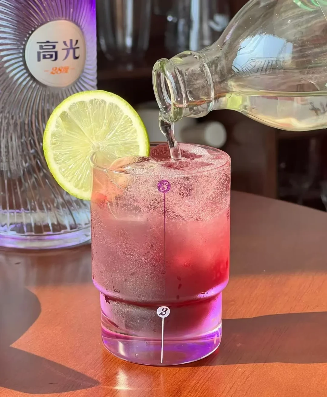 28度高光摆上货架:二十几度的白酒,是“年轻人的第一杯”还是“白酒兑水”?算完三笔账再买