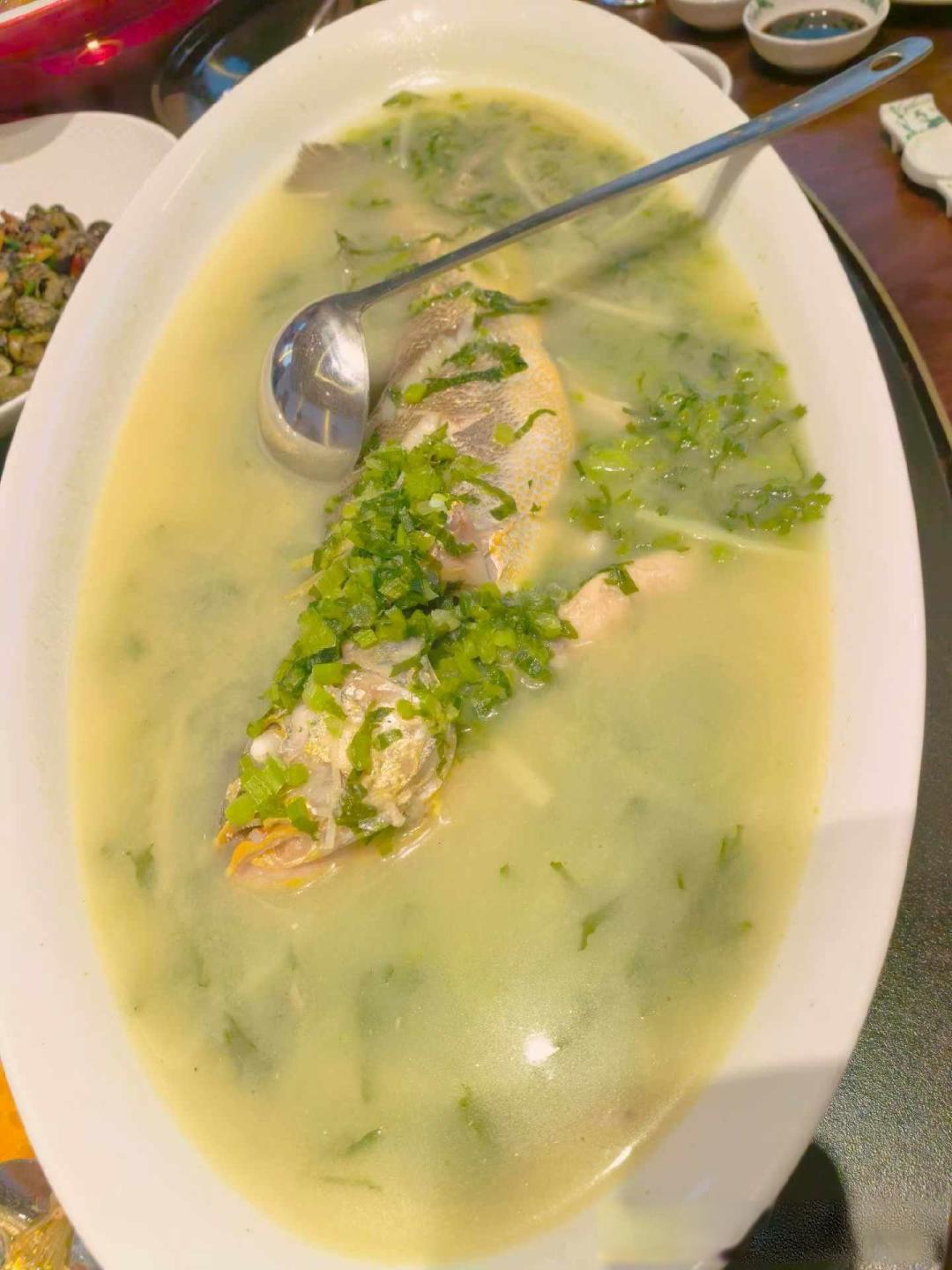 新手海钓钓起2.8斤野生大黄鱼，价值超千元当晚直接做成美食