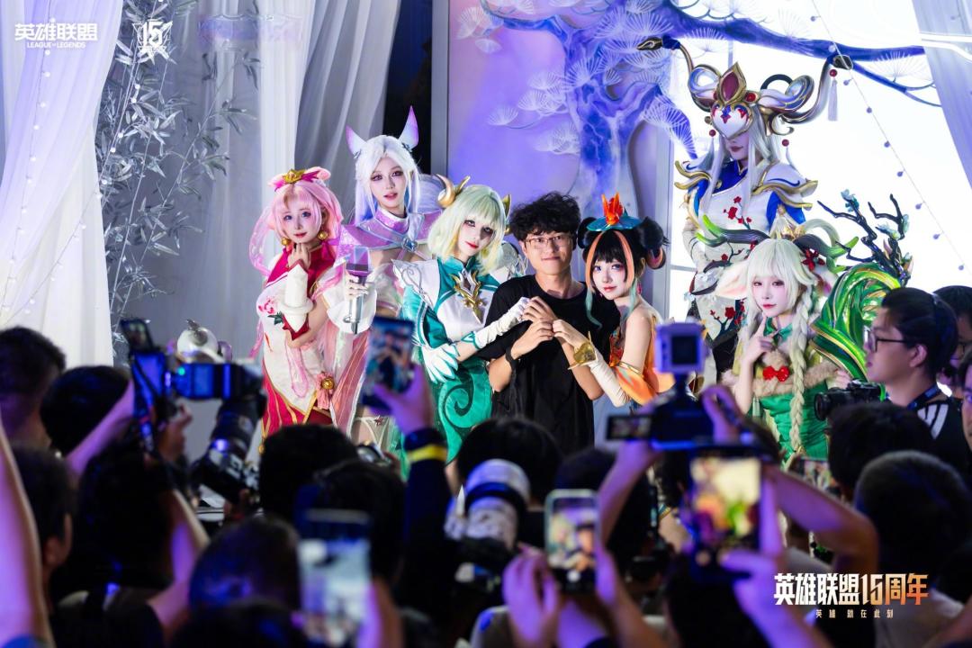 英雄联盟15周年盛典：AL首夺银龙杯，明星福利点燃青春狂欢
