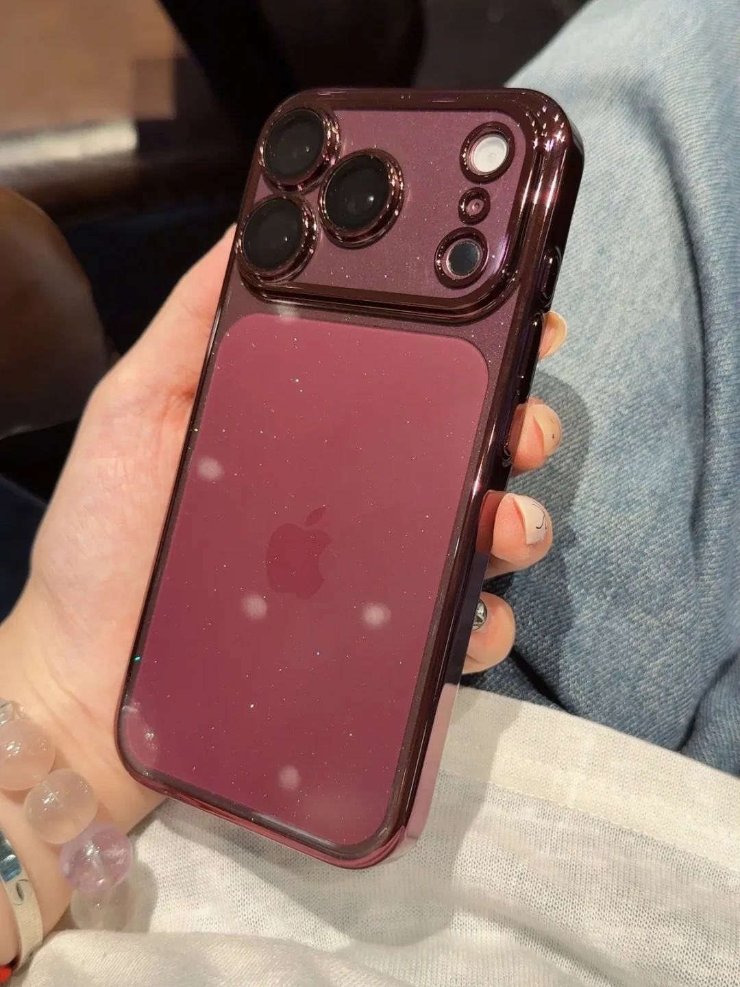 勃艮第红一分钟卖光,但先想起去年的「掉色门」:18 Pro 还是铝机身,哪个颜色最稳、掉色怎么防、真掉了怎么讨说法,我替你捋清了