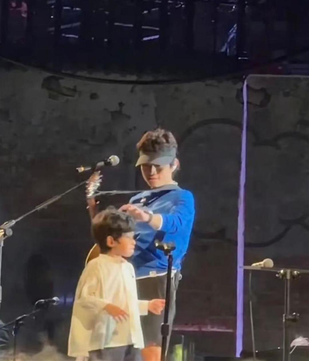 赵雷与5岁儿子同台