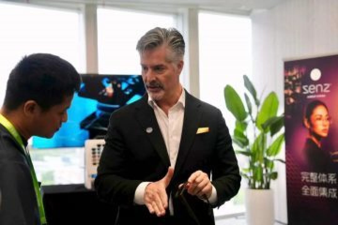 怎样让不戴眼镜的人,愿意每天戴一副AI眼镜?|专访应用材料公司副总裁 Paul Meissner