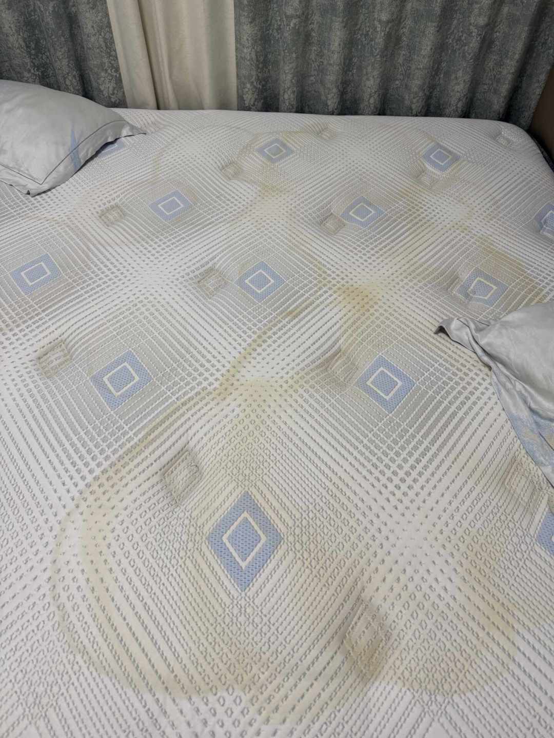 床垫发黄、有尿渍?别急着上84,更别配白醋:先认清是哪种黄,再决定敷什么