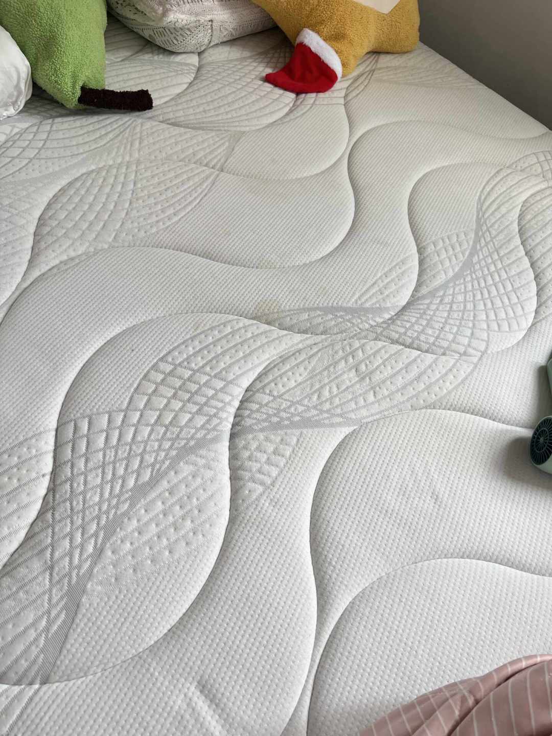 床垫发黄、有尿渍?别急着上84,更别配白醋:先认清是哪种黄,再决定敷什么