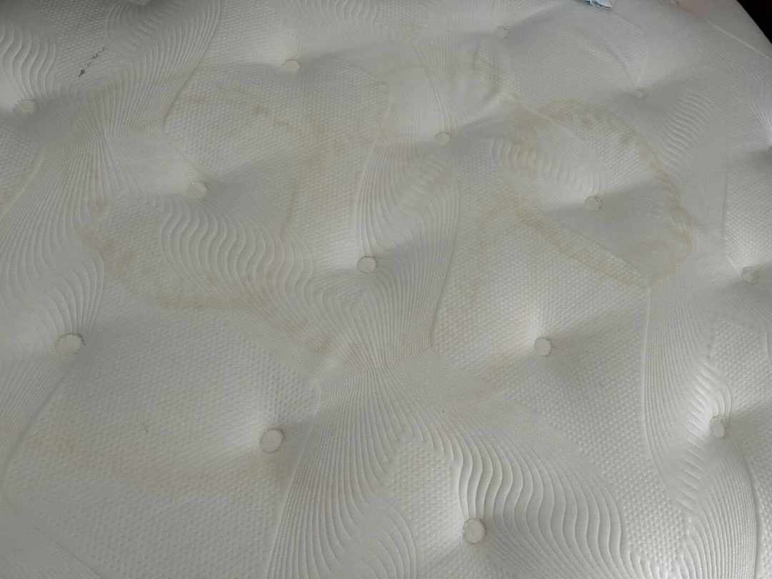 床垫发黄、有尿渍?别急着上84,更别配白醋:先认清是哪种黄,再决定敷什么