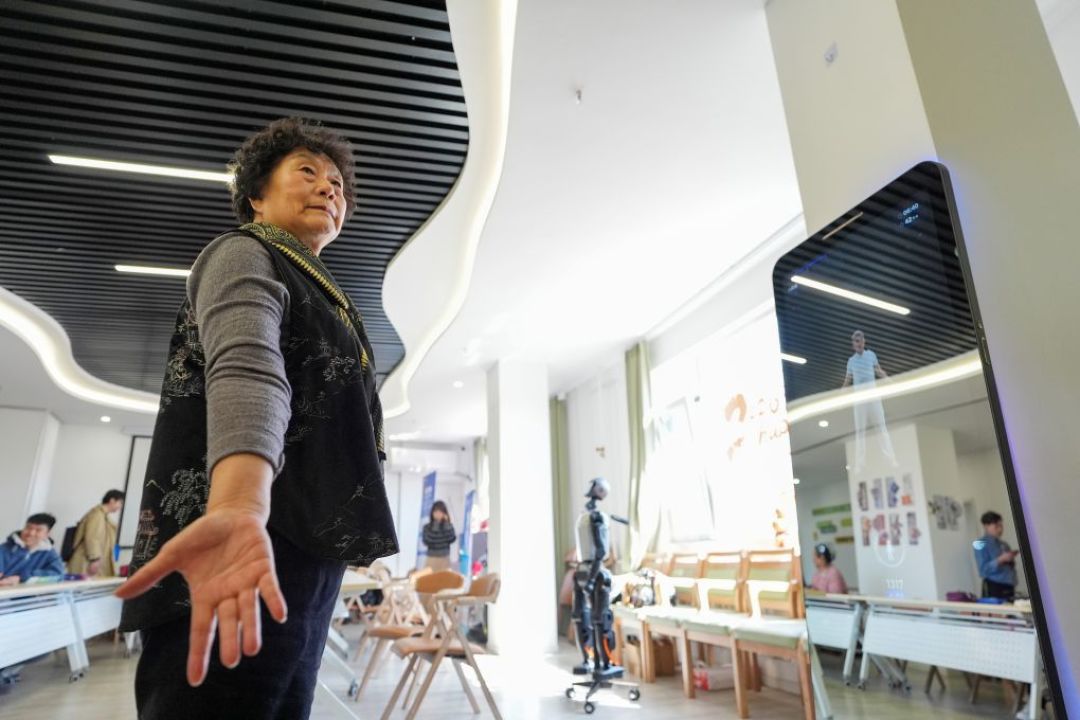 人民日报12分钟八段锦跟练版刷屏:旧版本作废吗?我把官方标准、13种慢病运动处方和几百条打卡受伤实录翻了个底——跟哪个、多久有感、哪些钱别花,一次说清