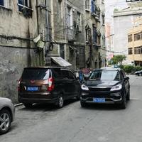 花40万买大六座SUV，却被车位逼到崩溃：车身2米宽，车位还是十年前的2.4米