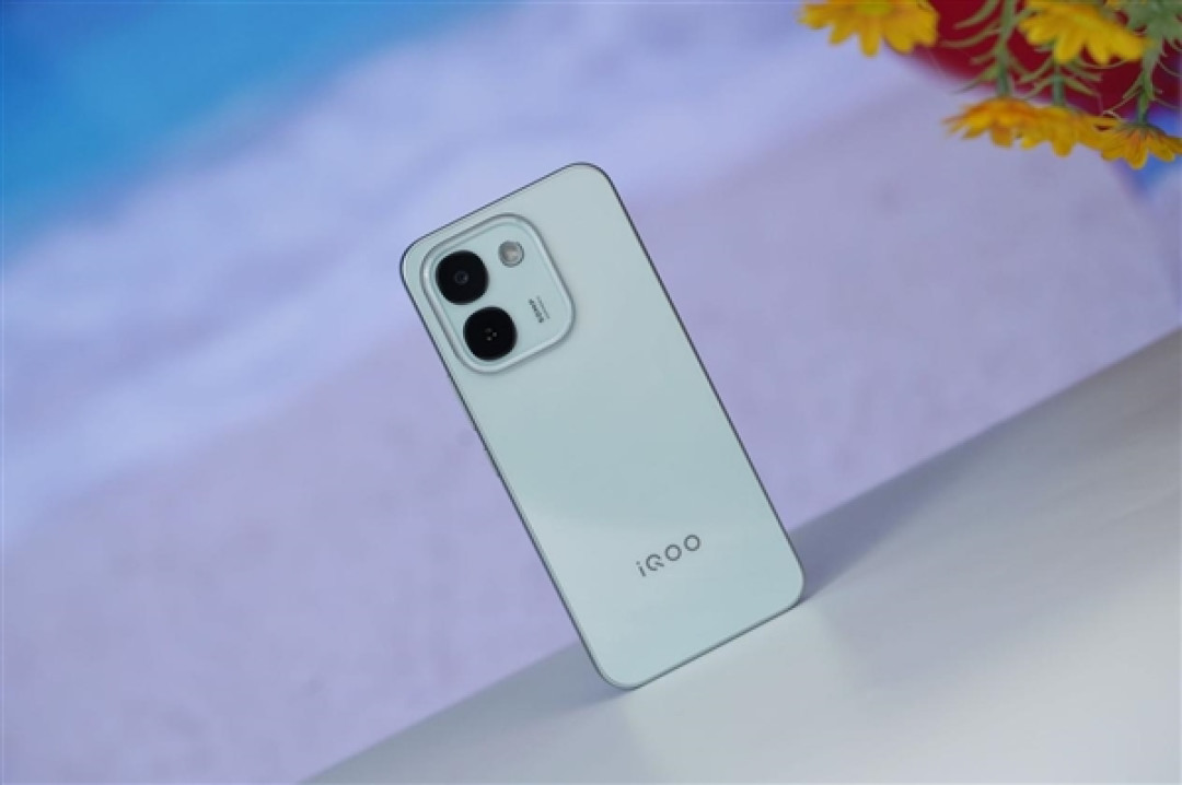 iQOO首款万毫安时手机!Z11S图赏