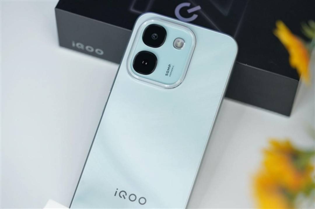 iQOO首款万毫安时手机!Z11S图赏