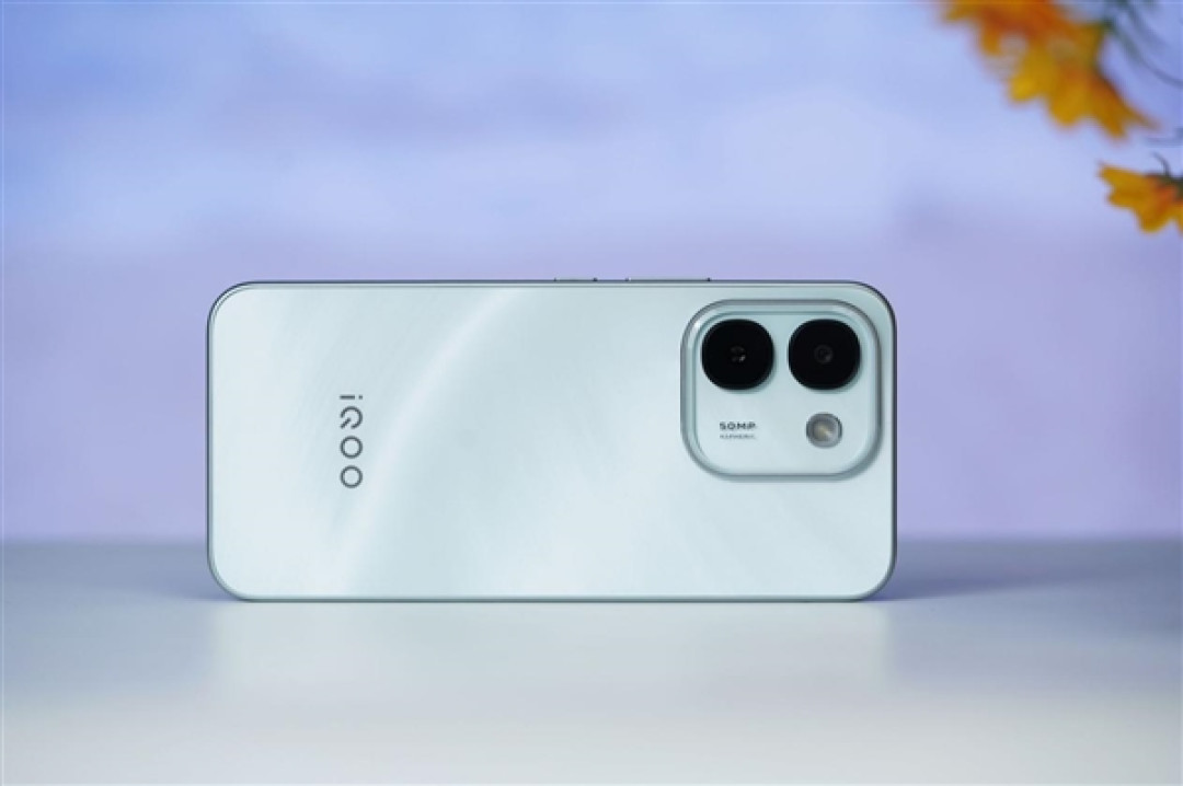 iQOO首款万毫安时手机!Z11S图赏