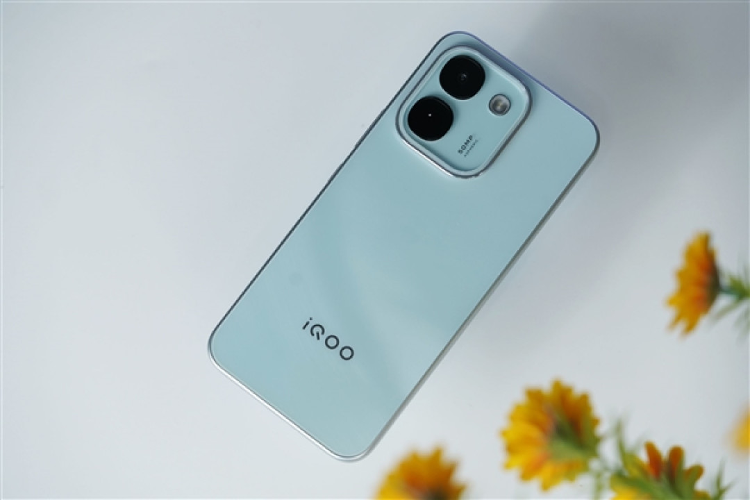 iQOO首款万毫安时手机!Z11S图赏