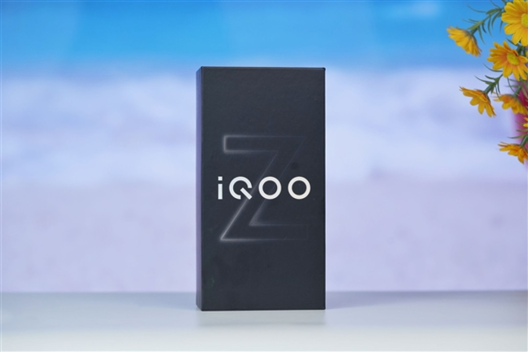iQOO首款万毫安时手机!Z11S图赏