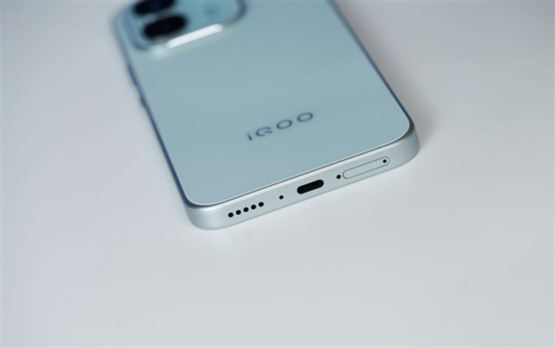 iQOO首款万毫安时手机!Z11S图赏