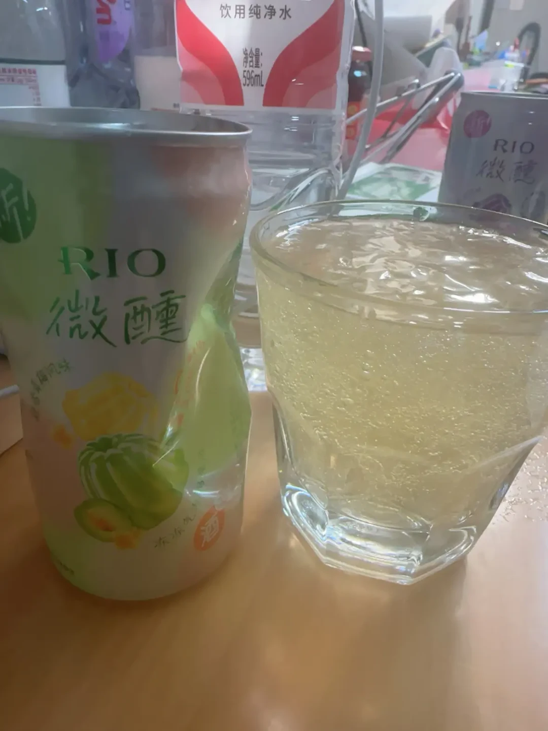 果冻酒九月刷屏:RIO只有3度、美团亲自下场、新品牌种草铺天盖地——夸的骂的、价格账、度数账和防翻车摇法,我全摆齐了