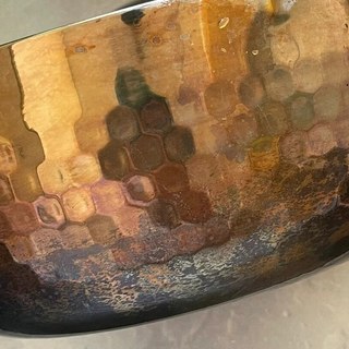 锅烧糊了先别倒白醋，更别抄钢丝球：先看锅是什么材质，再决定泡、刷还是直接换