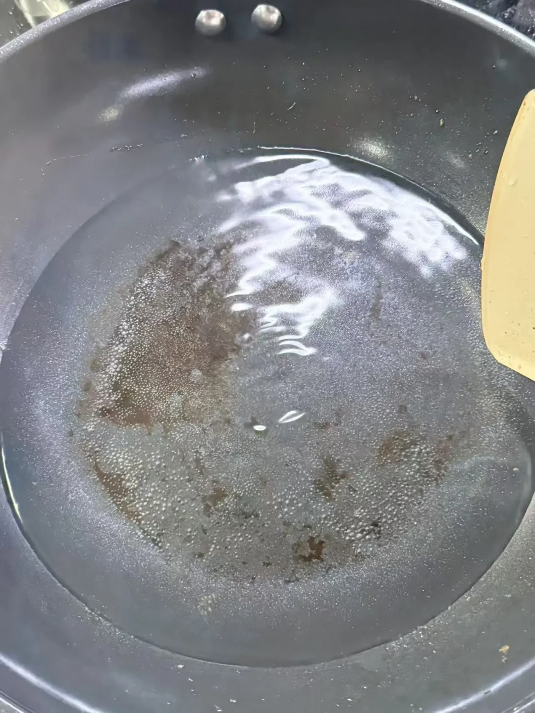锅烧糊了先别倒白醋,更别抄钢丝球:先看锅是什么材质,再决定泡、刷还是直接换