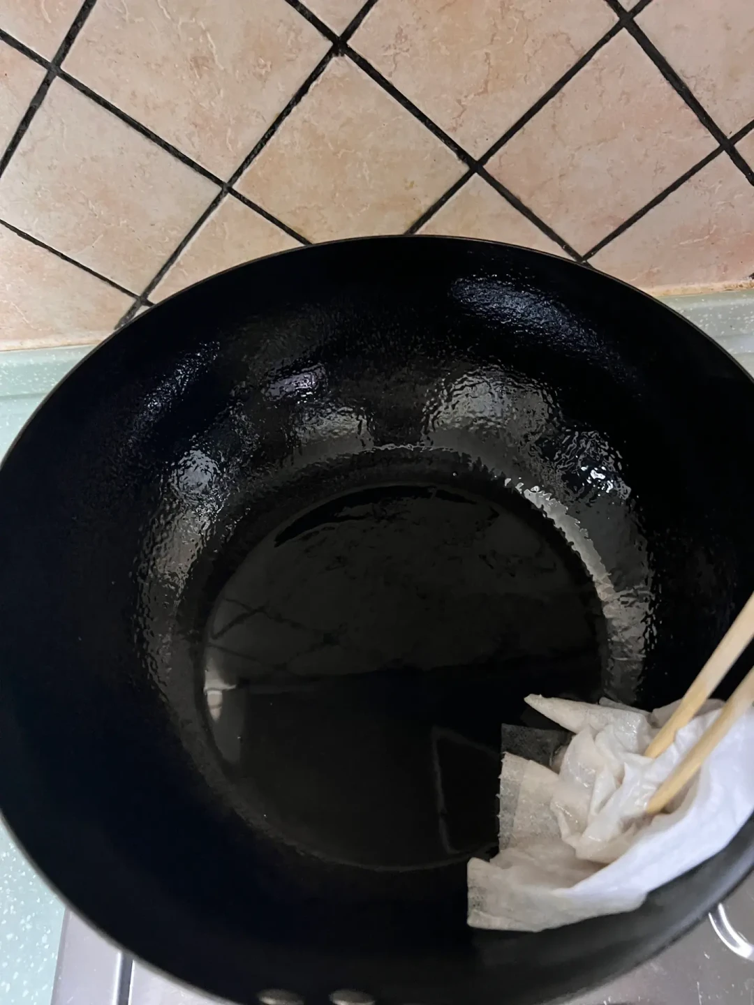 锅烧糊了先别倒白醋,更别抄钢丝球:先看锅是什么材质,再决定泡、刷还是直接换