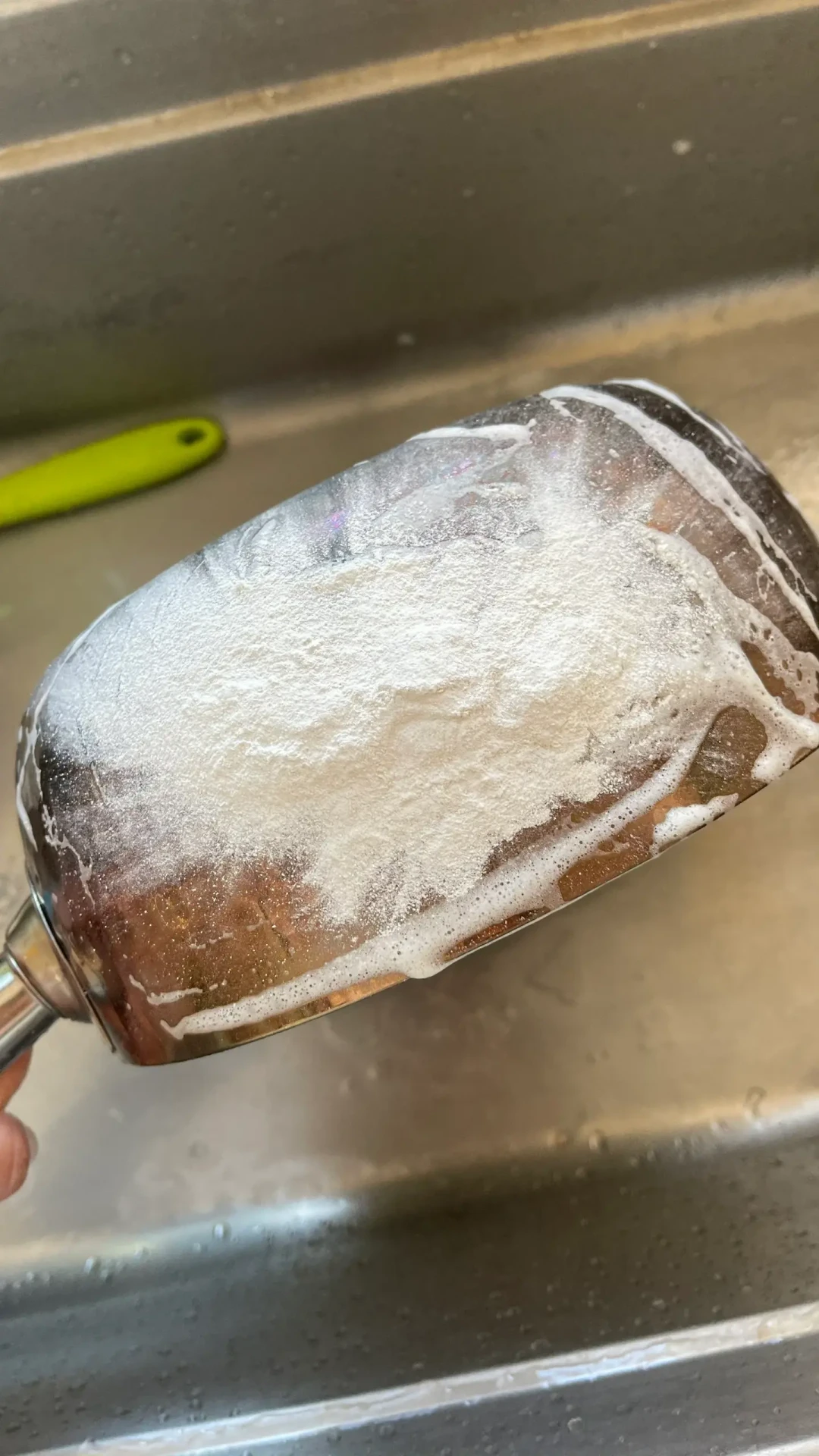 锅烧糊了先别倒白醋,更别抄钢丝球:先看锅是什么材质,再决定泡、刷还是直接换