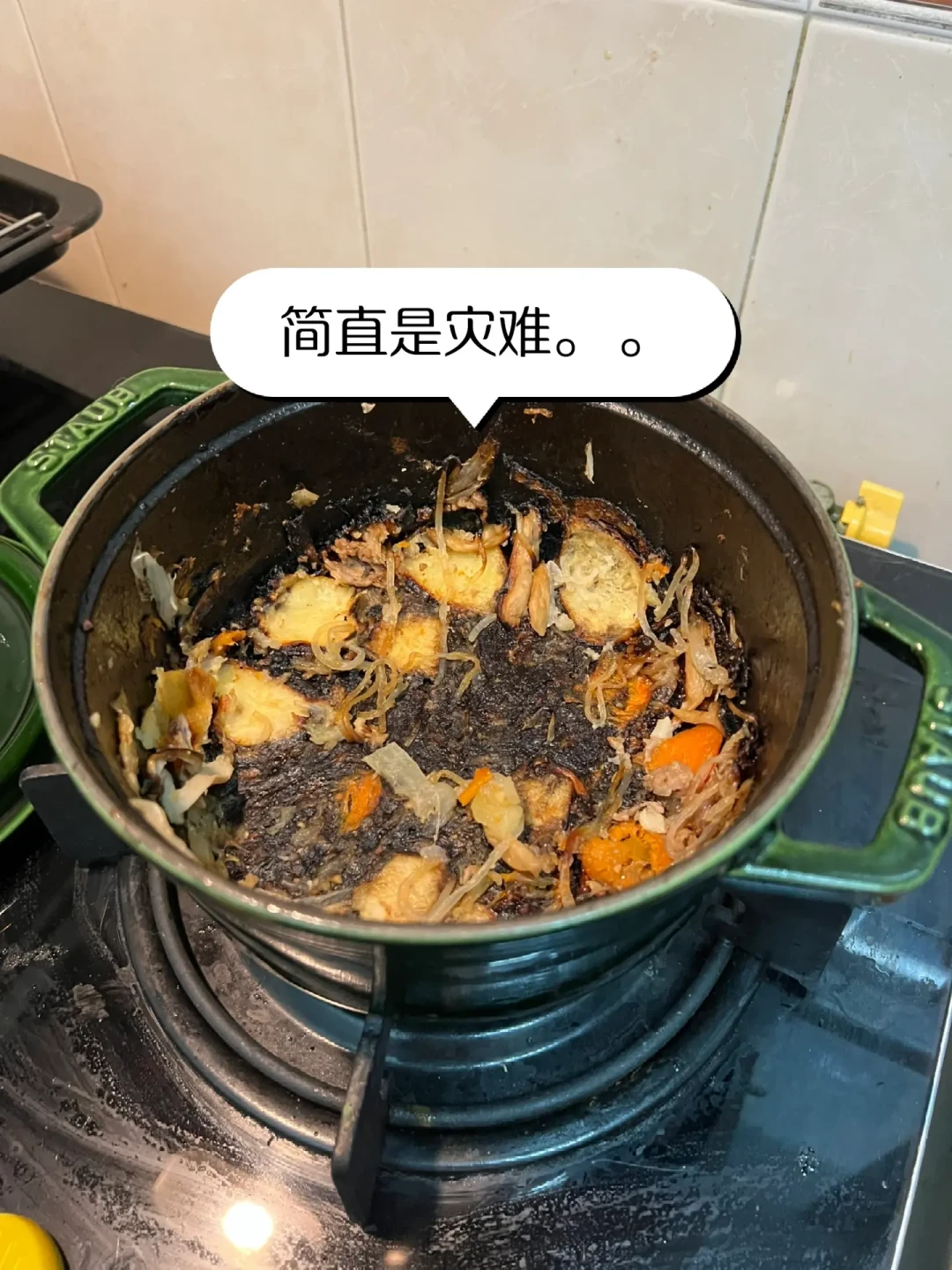 锅烧糊了先别倒白醋,更别抄钢丝球:先看锅是什么材质,再决定泡、刷还是直接换