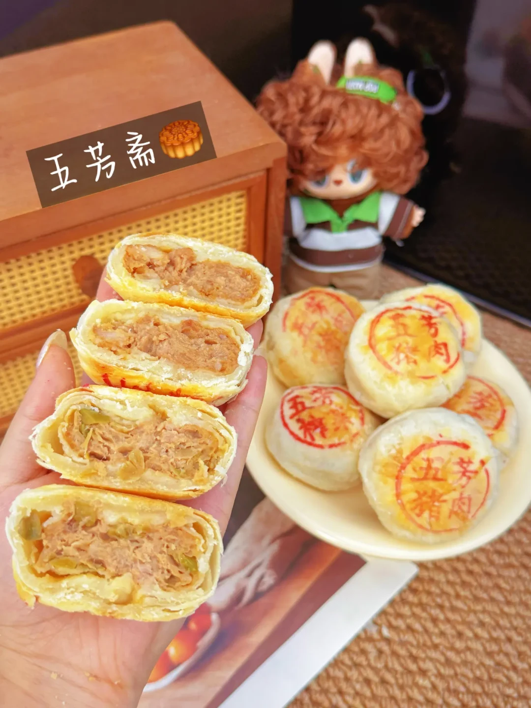 「月饼崩盘」上了两天热搜，行业其实只跌了5.5%：消失的是高价礼盒，来早的是清仓——酒店款已打5折、超市清仓到4折，等折之前先把「8毛成本」这笔账算明白