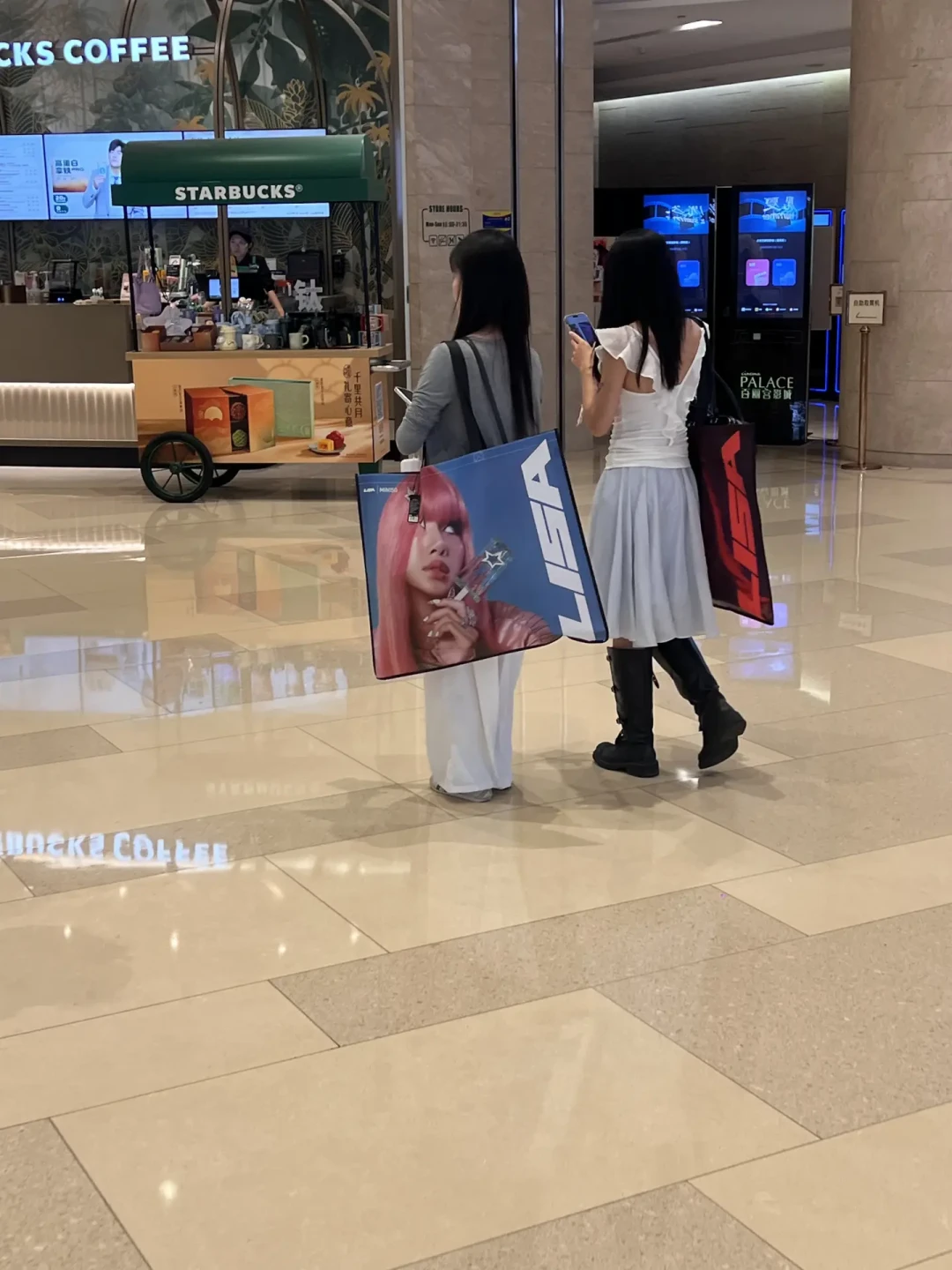 LISA×名创联名首周末:69元盲盒整盒276原价出、49.9的镜子50包邮——「没人买」热帖其实拍于日本门店,北京普通队七八十人但黑金通道15分钟进场——全价目表、预约规则和三种买法
