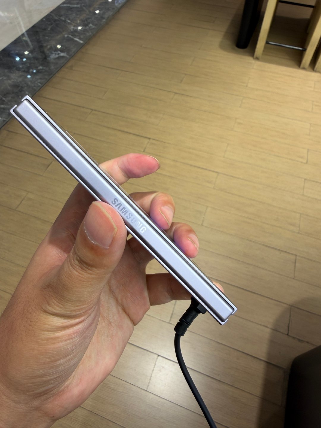 三星Fold8的4800mAh吵翻一个月：一天两充党、够用党和退货党，差的不是电池是用法