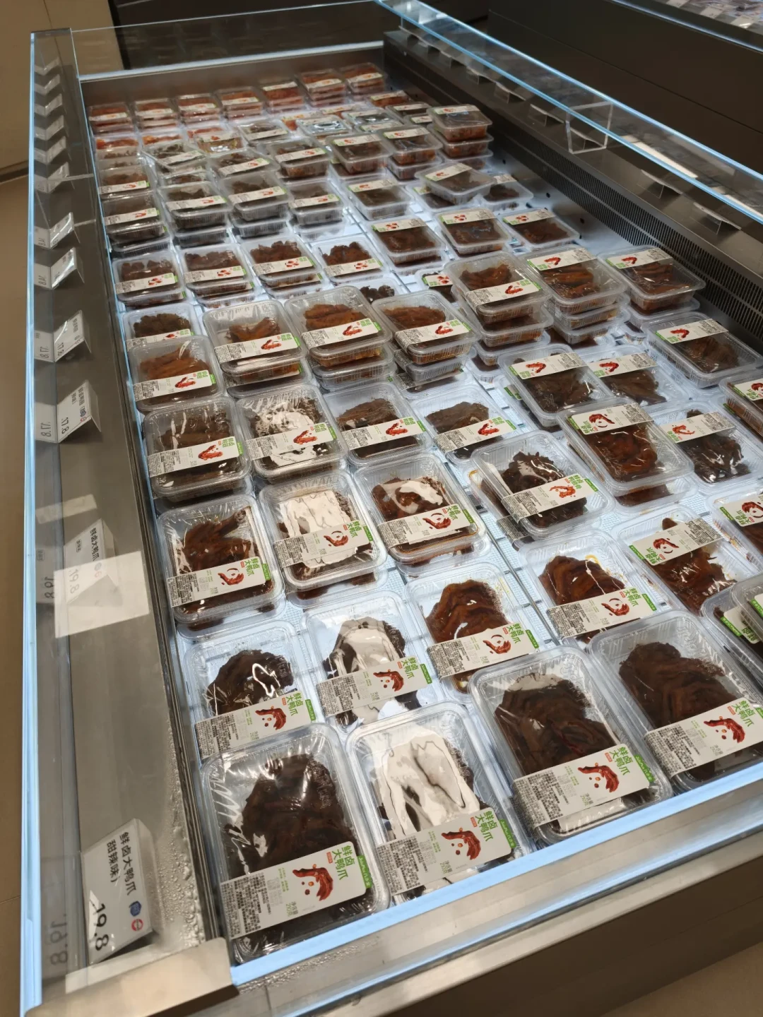 金粒门排队排到地铁口、几多全官宣林一:新鲜零食店开进商场B1,排队成本、保质期倒计时和客单溢价这三笔账先算清