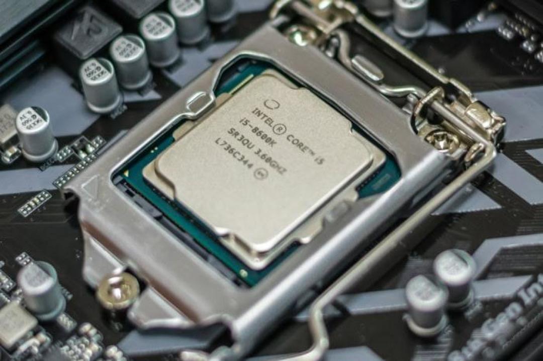 英特尔一夜跌6.6%、海力士跌7.5%,你手里那根32G DDR5还是4000块:AI巨头喊“减速”崩掉全球芯片股,我把三天暴跌时间线、三个CEO的嘴和涨速归零曲线全对完——这是内存降价的发令枪吗?10月5日前该上车、赌双十一还是等2027,说清楚了