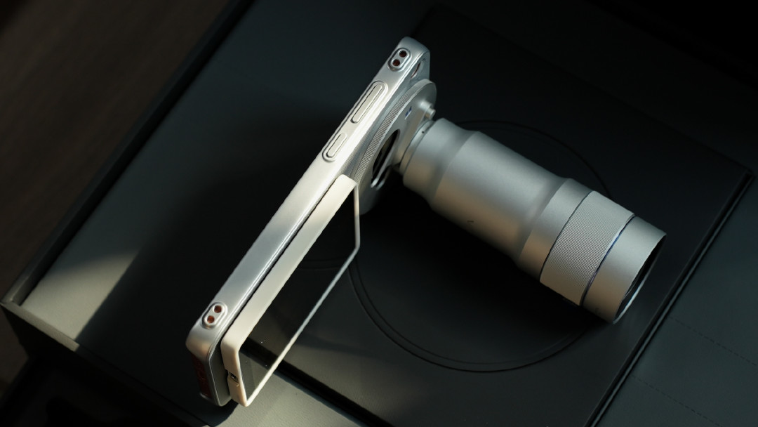 随拍屏首秀只是开胃菜:X500 Pro Max创作者套装开箱一夜冲上17.5万播放,蓝厂增距镜全能跨代续用——距9.21还有7天,先把套装价、单卖和演唱会租买这三笔账算完