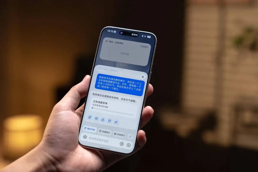 明天开卖的豆包手机,先别跟着37万人冲首发:核完SAEP「30天公示期默认不操作」的隐含规则、一代从3499元秒罄到闲鱼炒3.6万再到被微信银行集体踢出的全程、豆包系满血而微信仍是禁区的真实能力边界,这份「冲首发·等30天·不换机」三路线决策表请收好